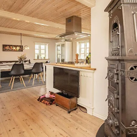 5 Person In Oster Assels-by Traum