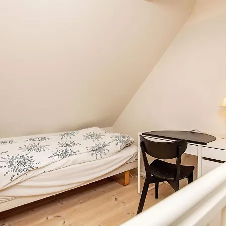 5 Person In Oster Assels-by Traum