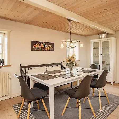5 Person In Oster Assels-by Traum *